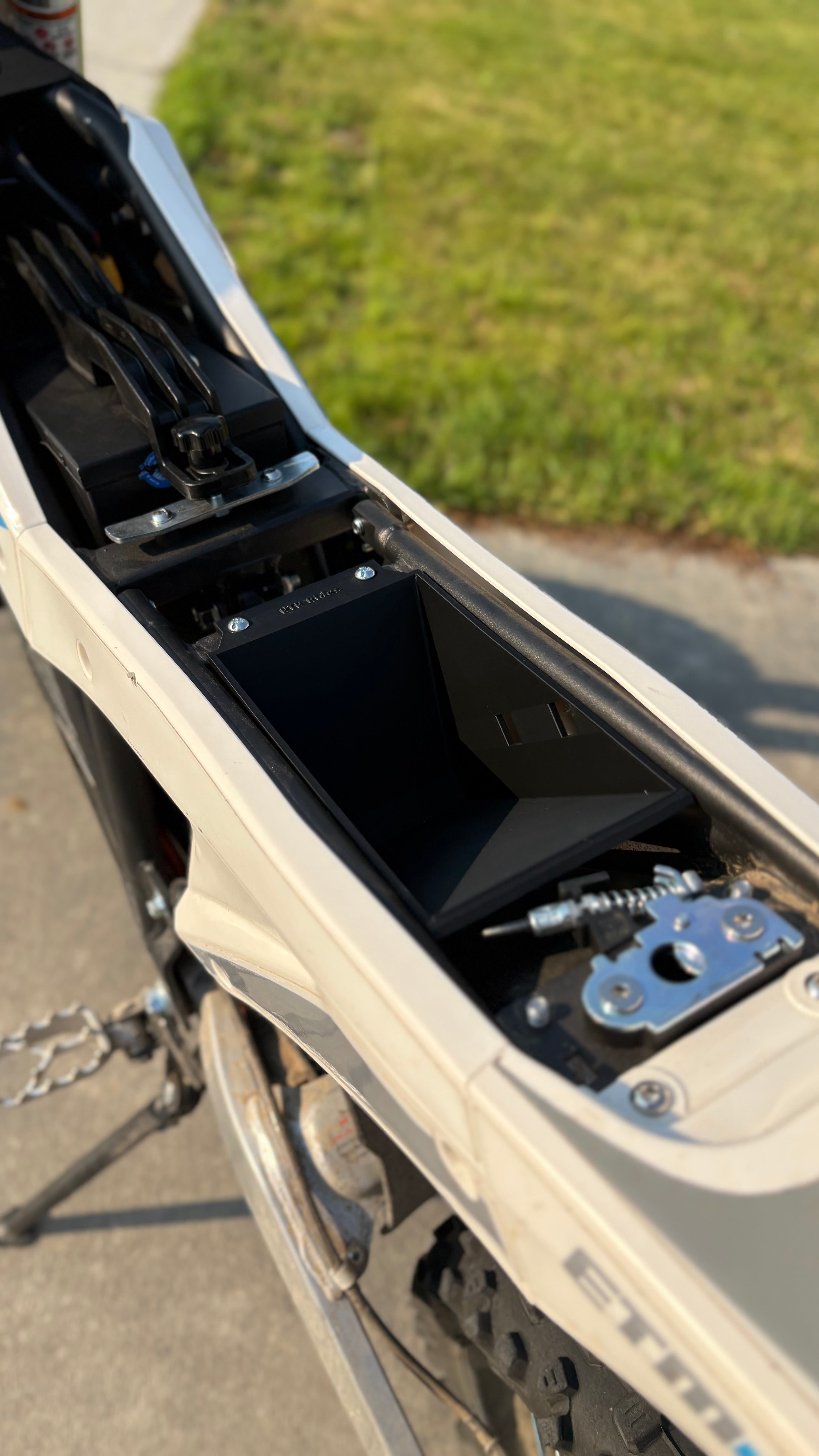ETM RTR under seat storage